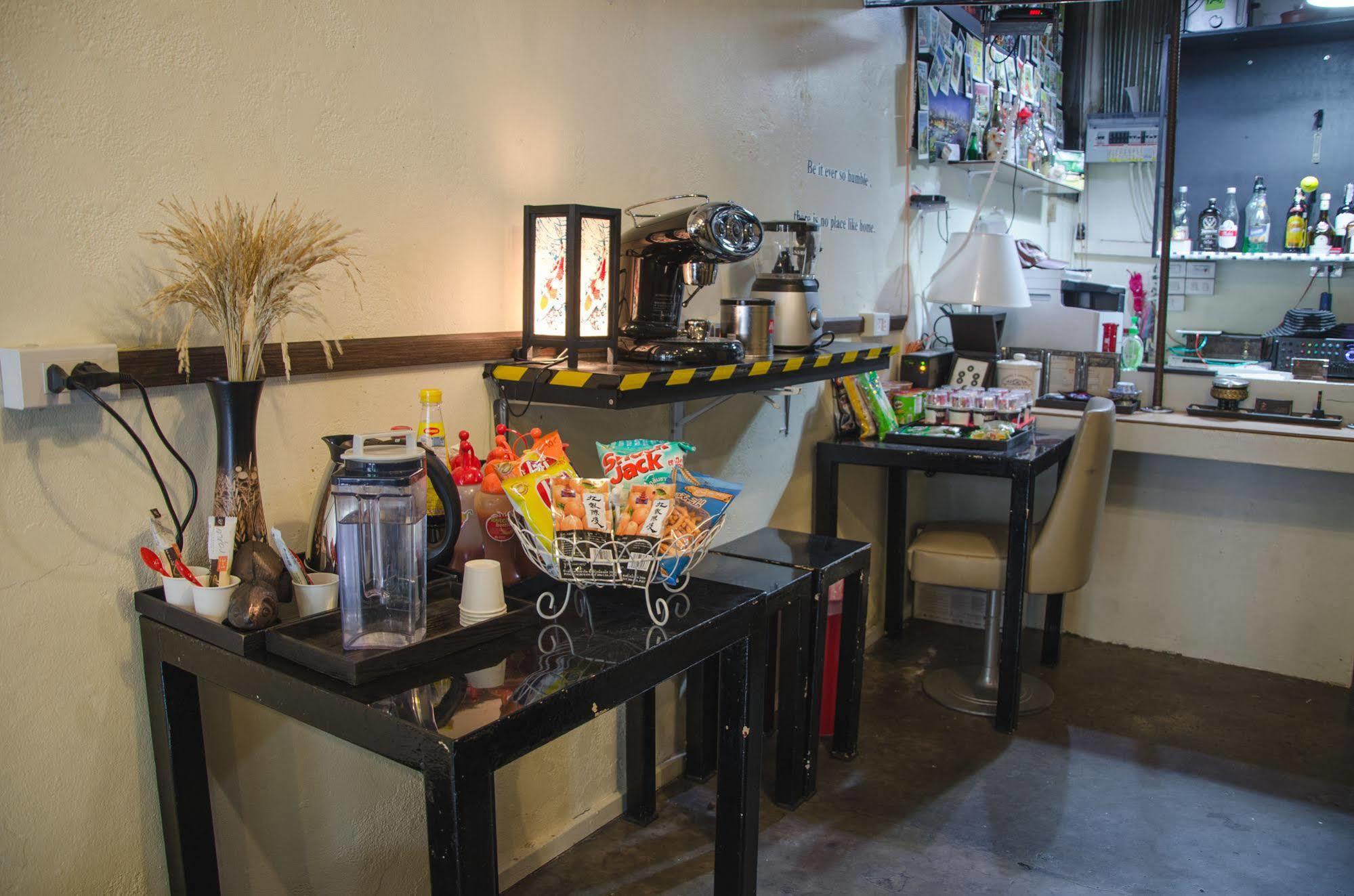 Bed And Butler Hostel Bangkok Exterior photo