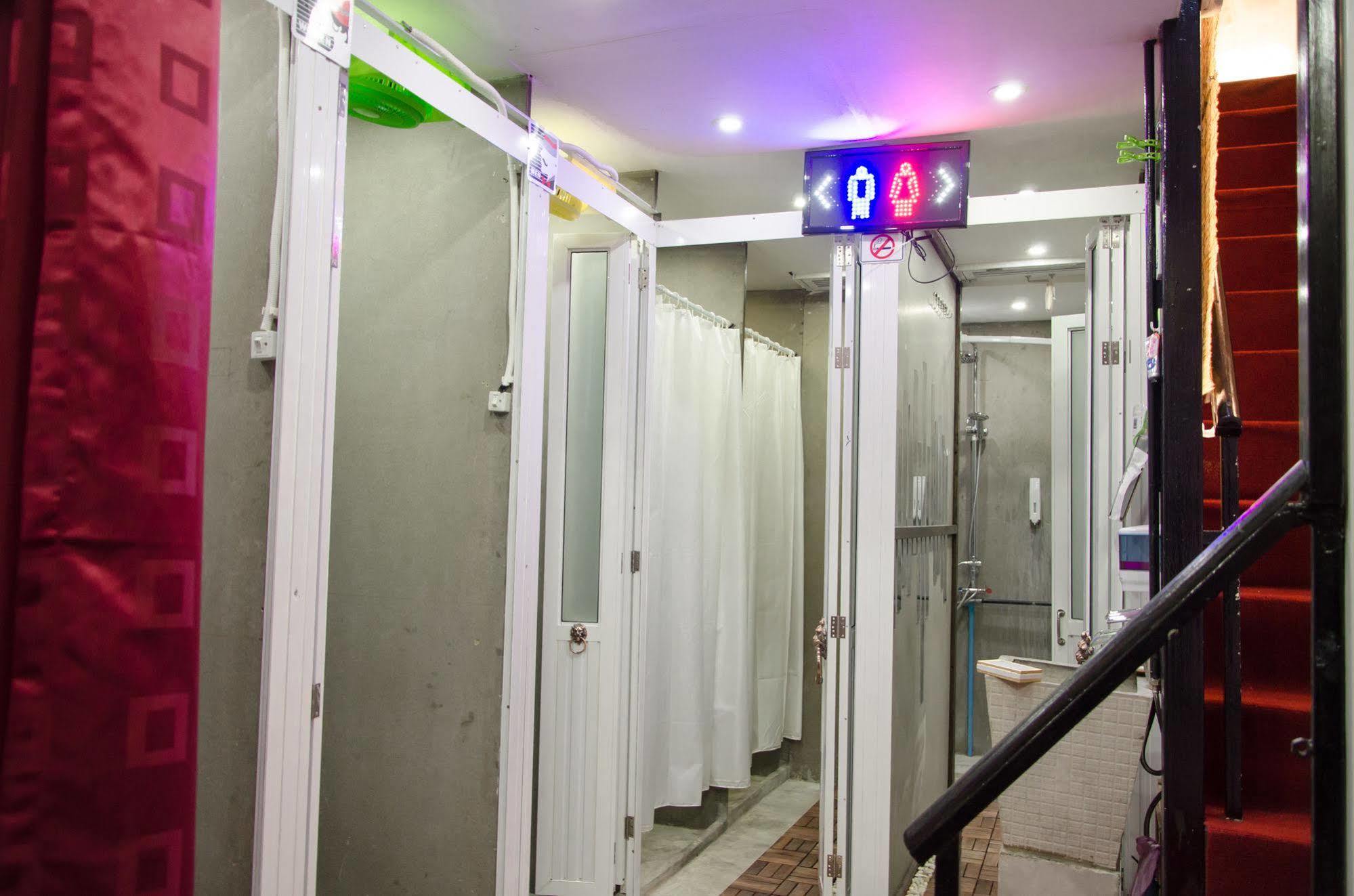 Bed And Butler Hostel Bangkok Exterior photo