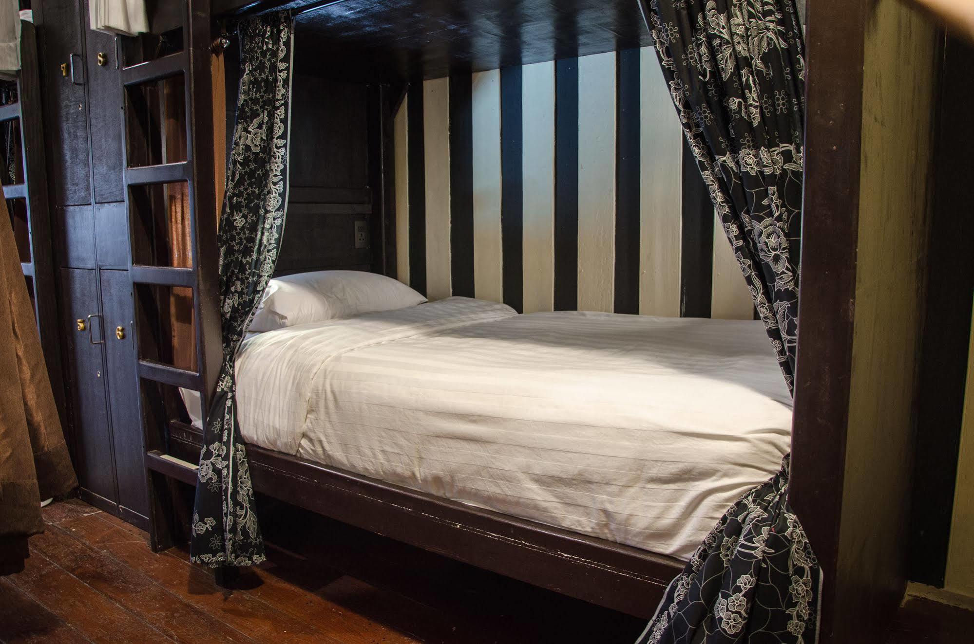 Bed And Butler Hostel Bangkok Exterior photo